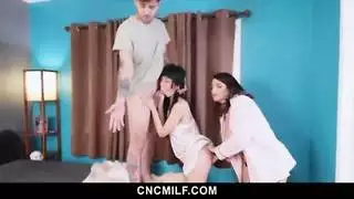 تدعو ابنة زوجها لمقابلة صديقها الجديد المجاني