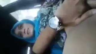 المعلم بالإصبع كس في السيارة