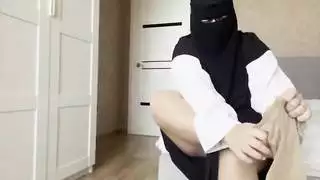 خليفة العربي في جوارب يعطي تعليمات لابن الزوج