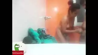 هندي ينيك امه في الحمام