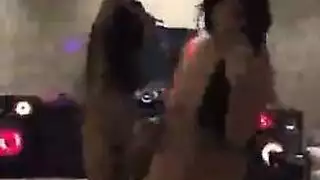 الفتيات مثيرات يواجهان مجموعة الجنس في النادي الليلي والحصول على نائب الرئيس الطازج في جميع أنحاء وجوههم.