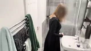 يا إلهي! لم أكن أعلم أن الفتيات العربيات يفعلن ذلك أمسكت بفتاة عربية مسلمة ترتدي الحجاب وهي تمارس العادة السرية في الحمام