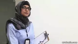 ميا خليفة الإباحية العربية يقيس الديك الأبيض مقابل الديك الأسود ()