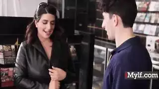 رأيتك تراقبني آخر مرة كنت هنا مع زوجي