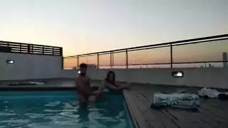 كومينغ كثيرا في حمام السباحة عند غروب الشمس
