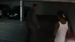 رجل أسود يقرع صديق صديقته مع شبك في فيديو للمراهقين