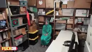 غريب عربي في سن المراهقة يحب الطرق بأسلوب هزلي