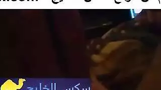 يمسك بزازها و تلعب في زبو