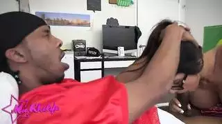 لممارسة الجنس عن طريق الفم! إنها تعرف كيف تمتص قضيب كبير