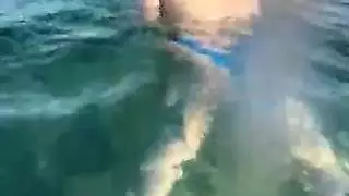 بيك آب عام فتاة على الشاطئ