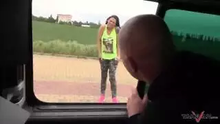 تأخذ امرأة سمراء مع سيارة والقذف على الحمار اللعنة مثير