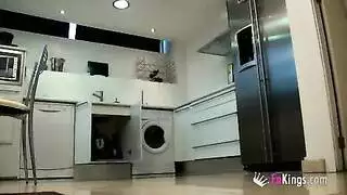 الزوجة الاسبانية تخبي الكاميرا في المطبخ