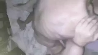 الفرخ الساخن يصبح مبتلًا ووحشيًا في متجر الدجاج