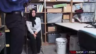 مراهق عربي بزاز كبيرة تم القبض عليه وهو يسرق من قبل الأمن