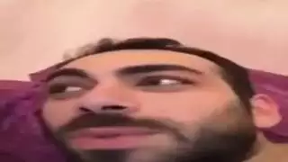 الرجل التركي بالإصبع فتاته