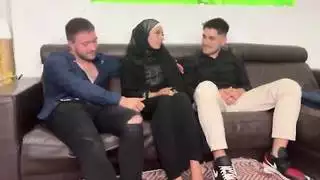 فتاة عربية لا تخلع حجابها حتى تحصل على اختراق مزدوج علياء ياسين