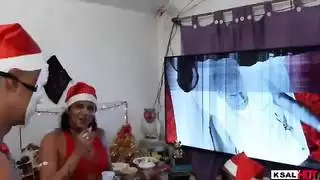سانتا كلوز داني هوت يحصل على اثنين من الديوك الرومية في عيد الميلاد ويأخذه أصدقاؤه لدفع الديك الرومي بقوة في بوسها