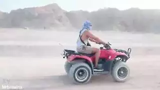 حاليا في إجازة في مصر، هذا فيديو لي وأنا أركب الدراجات الرباعية عبر الصحراء؟؟