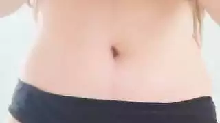 تدليك ساخن من ثدي رعاة البقر الكبير في البيكيني الأسود