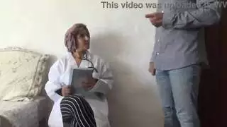 طبيب تركي يصاب بالصدمة عندما يظهر مريض قضيبه الكبير