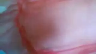 مفيش امتع من الاحمر الشفاف على جسم اللبوه اللى بتهيج جوزها المسافر بعرض نيك