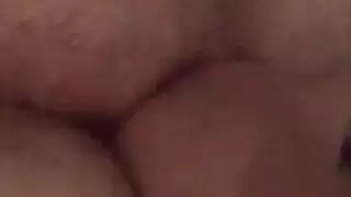 سريانج سمراء هو لعق كرات رجل أقرن، في حين أن صديقته تنتظره.