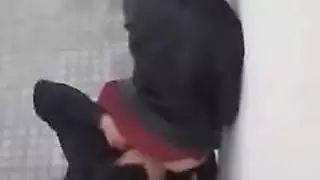 مراهقون عرب يحاولون ممارسة الجنس في مكان عام