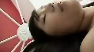 فتاة صغيرة ، يونا نزلت على ركبتيها لتقبيل زميلتها الجديدة في السكن قبل أن تمارس الجنس