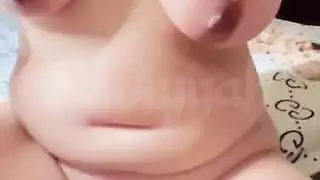 السمين الهواة العربية يحصل عارية تظهر لها كبير الثدي وشعر كس