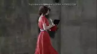 المرأة ذات الشعر الأحمر مع الثدي الكبيرة يخلع ملابسها ببطء واستخراج مارس الجنس في الحمار