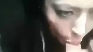 شرموطة جزائرية ترضع الزب في المقعد الخلفي لسيارة