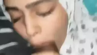 شابة مسلمة وقحة الحصول على نائب الرئيس في جميع أنحاء وجهها بعد أن تمتص الديك