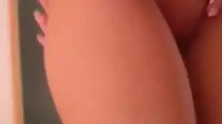هذه السيدة الشابة الجميلة هي أفضل صفقة وهي تحب دائمًا إدخال جميع ألعابها