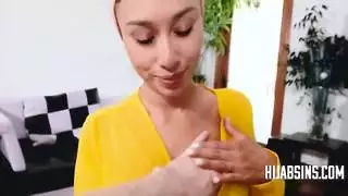زوجة الأب العربية في الحجاب تعتني بابن الزوج