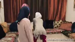 فاتنة في سن المراهقة العربية قرنية تتحدى دينهم لمشاركة الديك الأسود الكبير