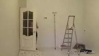 امرأة سمراء الروسية فتاة الاباحية هي الحصول على أول الديك الأسود أسفل حلقها، بينما في غرفة التخزين