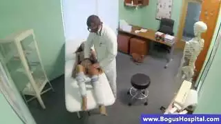 طبيب أمراض نساء نسوانجي يسخن على كس مريضته الفاتنة و يبوسه ويلحسه وينيكها