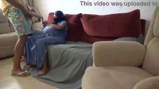 زوجة تركية مسلمة تنزعج عندما يعرض زوجها الديك الكبير