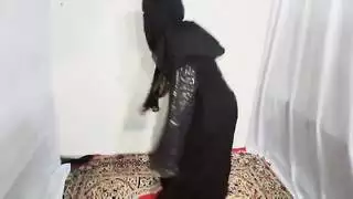 فتاة عربية مثيرة ترقص بشكل مثير وهي ترتدي الحجاب الأسود في المنزل، ديسي هندية وقحة أمروزيا تتحرك الثدي والحمار ترقص على الموسيقى العربية