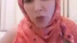 محجبة زي القمر بزازها هيجانة تعمل شات سكس مع شباب