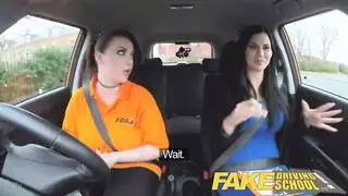 اثنين من النساء لعق كس واحد آخر في السيارة