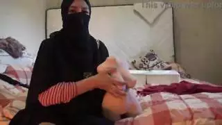 زوجة الديوث المغربية العربية من مرسيليا تريد ممارسة الجنس مثليه