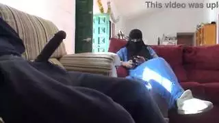 امرأة تركية لا تخاف عندما يعرض صديق زوجها قضيبه الأسود الكبير