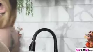 الأخ غير الشقيق مارس الجنس مع أخوات غير شقيقات في الديك الرومي وتمتعت فاتنة بالشغف في الغوص