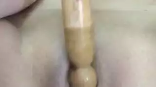 شابة عربية تسعد نفسها