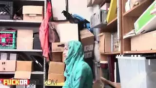 ضابط غريب يطعم مراهقًا عربيًا مع الخفقان
