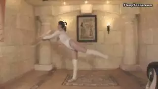 فتاة ذات جسد طبيعي تمارس رياضة الجمباز