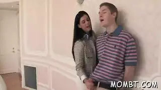 المرأة الناضجة تعلم الصبي ممارسة الجنس مع صديقته
