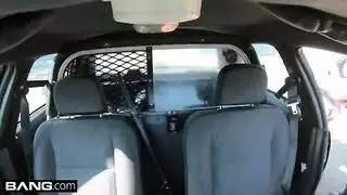 يمارس شرطي الجنس مع الكلبة الأشقر التي لديها دولارات كبيرة