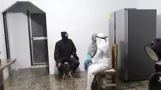 طقوس الخطوبة العربية! زوجان غير مخلصان يطلبان النصيحة أمام قس عربي، ثم ينتهي بهما الأمر بإتمام علاقتهما الإباحية العربية اللاتينية